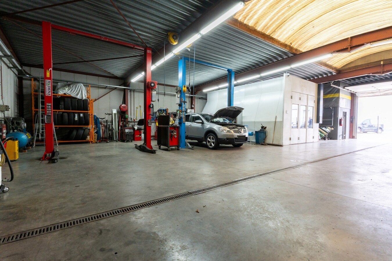 Entrepôt/Atelier de 400m², grand parking, logement indépendant, TOP SECTEUR ! 
