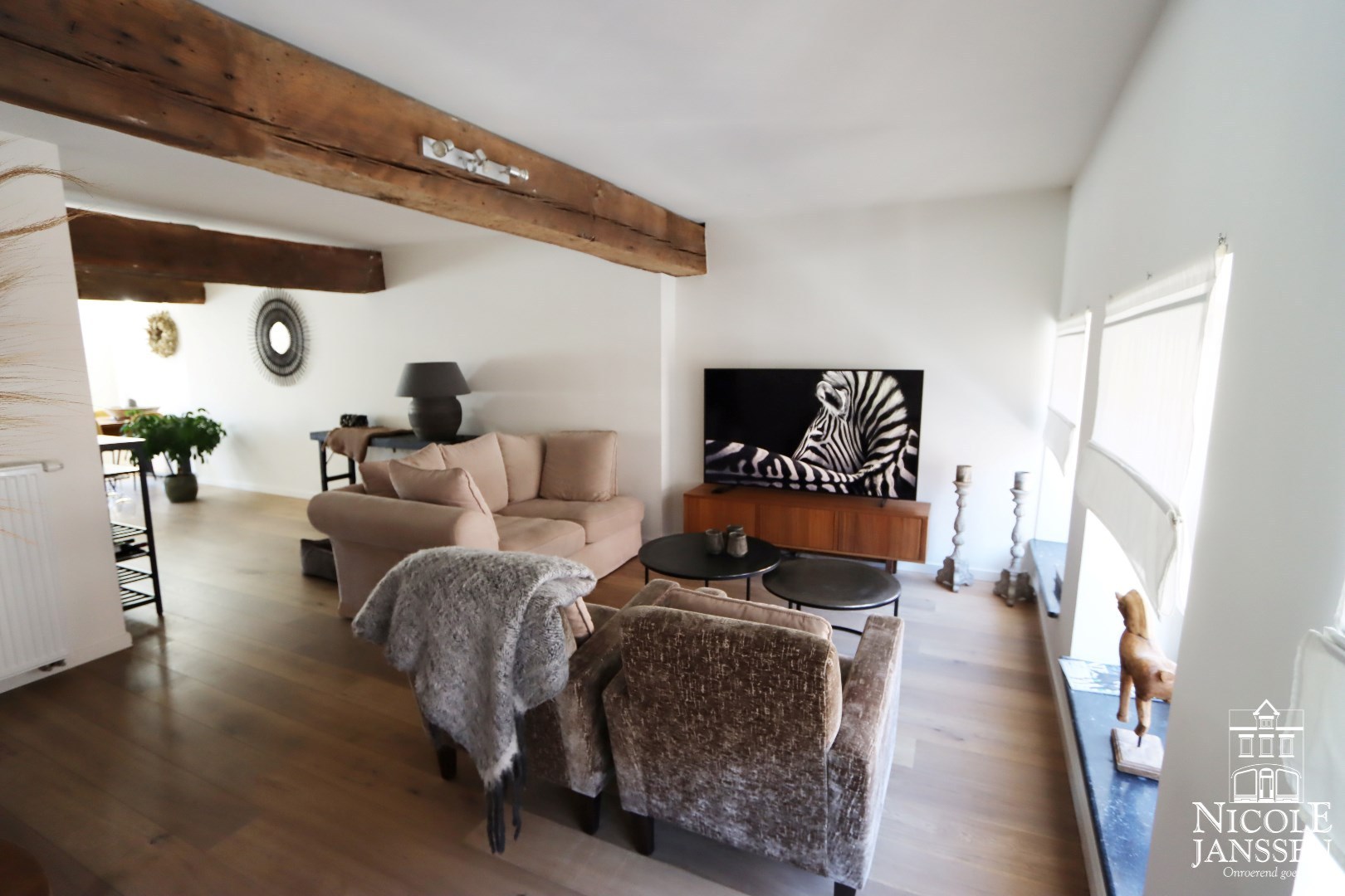 Woonkamer met mooie eiken parketvloer 