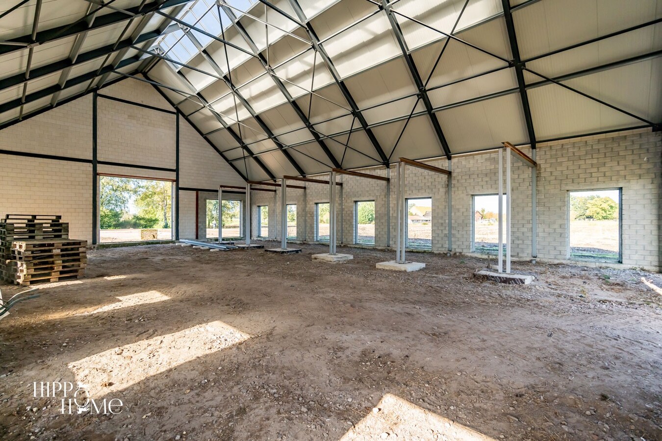 Hedendaags woning met hangar en aanpalend grasland op +/- 1,5ha 