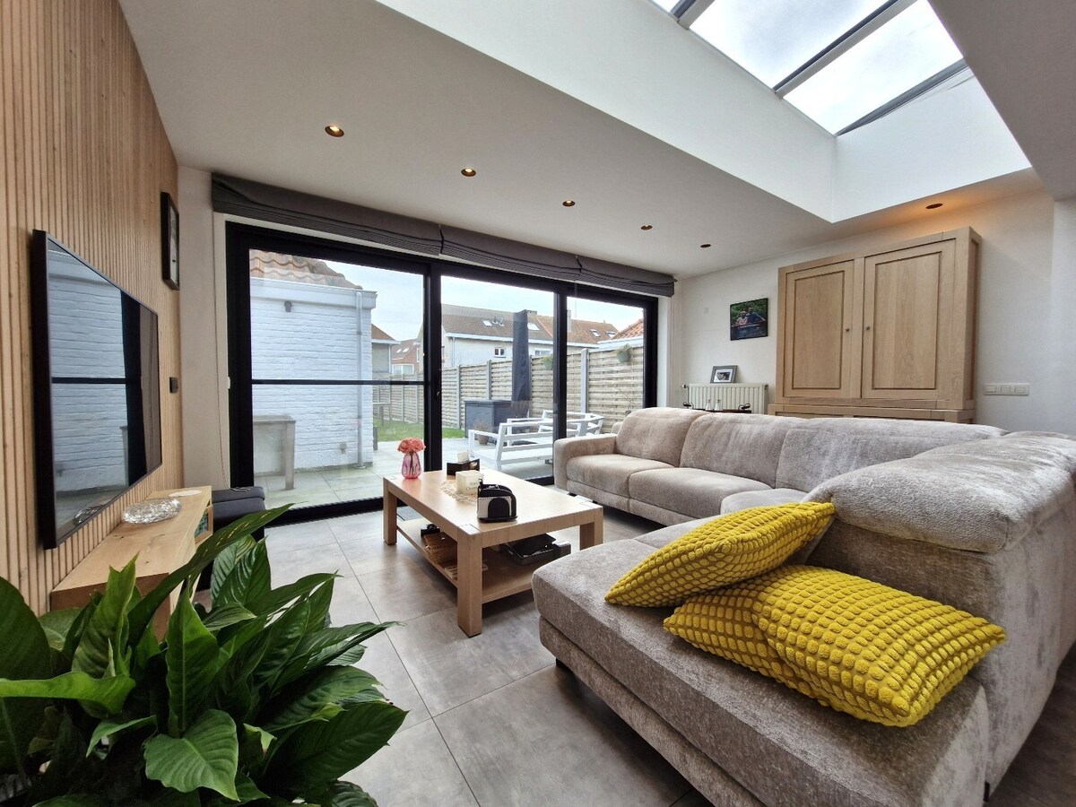 Knap gerenoveerde woning met uitzonderlijk lichtinval in het hartje van Heist 