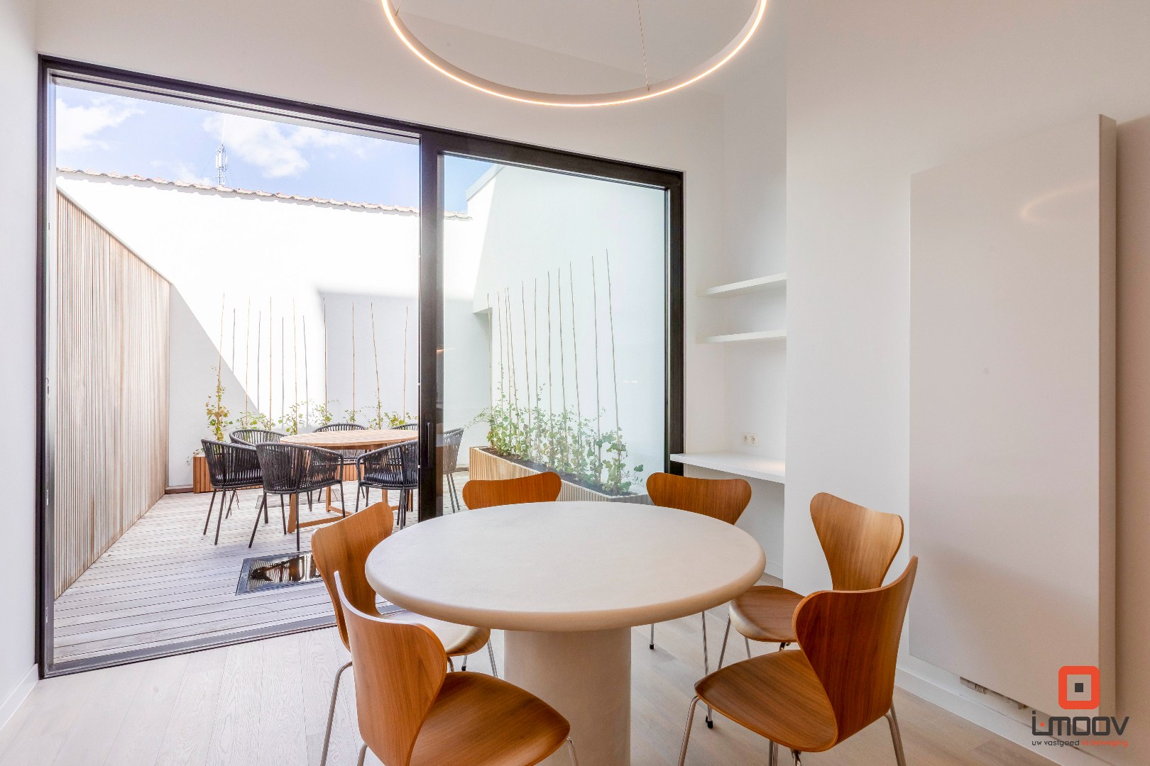 Instapklare tweeslaapkamer duplex met groot terras in de Nieuwpoortsesteenweg, Oostende 