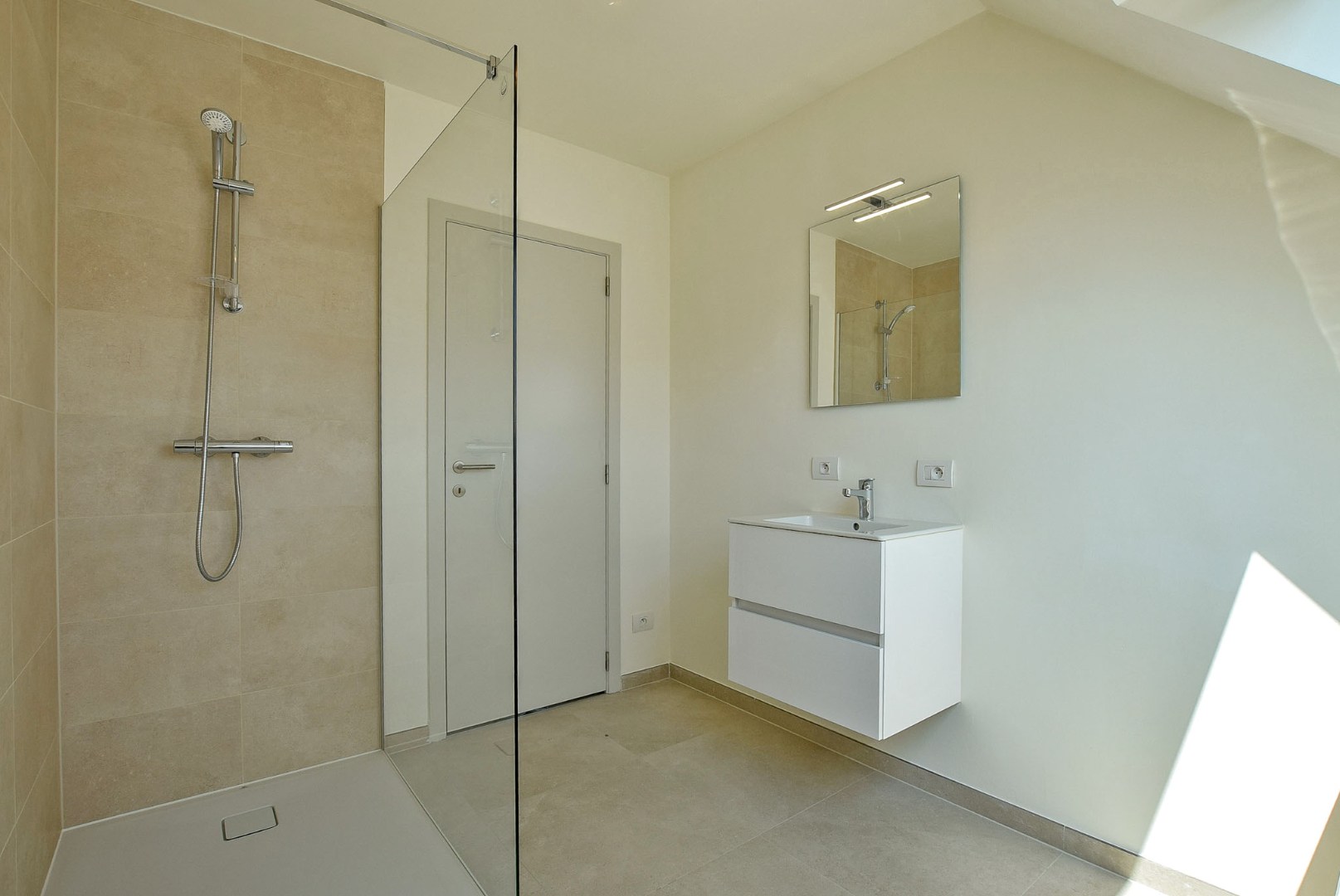 Prachtig afgewerkte nieuwbouwwoning met 4 slaapkamers te Pervijze (Diksmuide). 