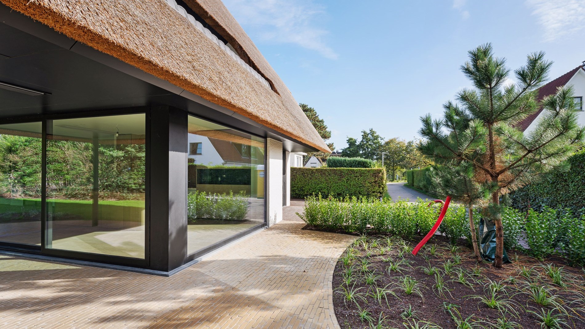 OPENDEURDAG ZATERDAG 04/04 - Madeliefjespad 1 (tussen 14 en 16u ): Indrukwekkende nieuwbouwvilla in hartje Zoute op enkele passen van de golf te Knokke. 