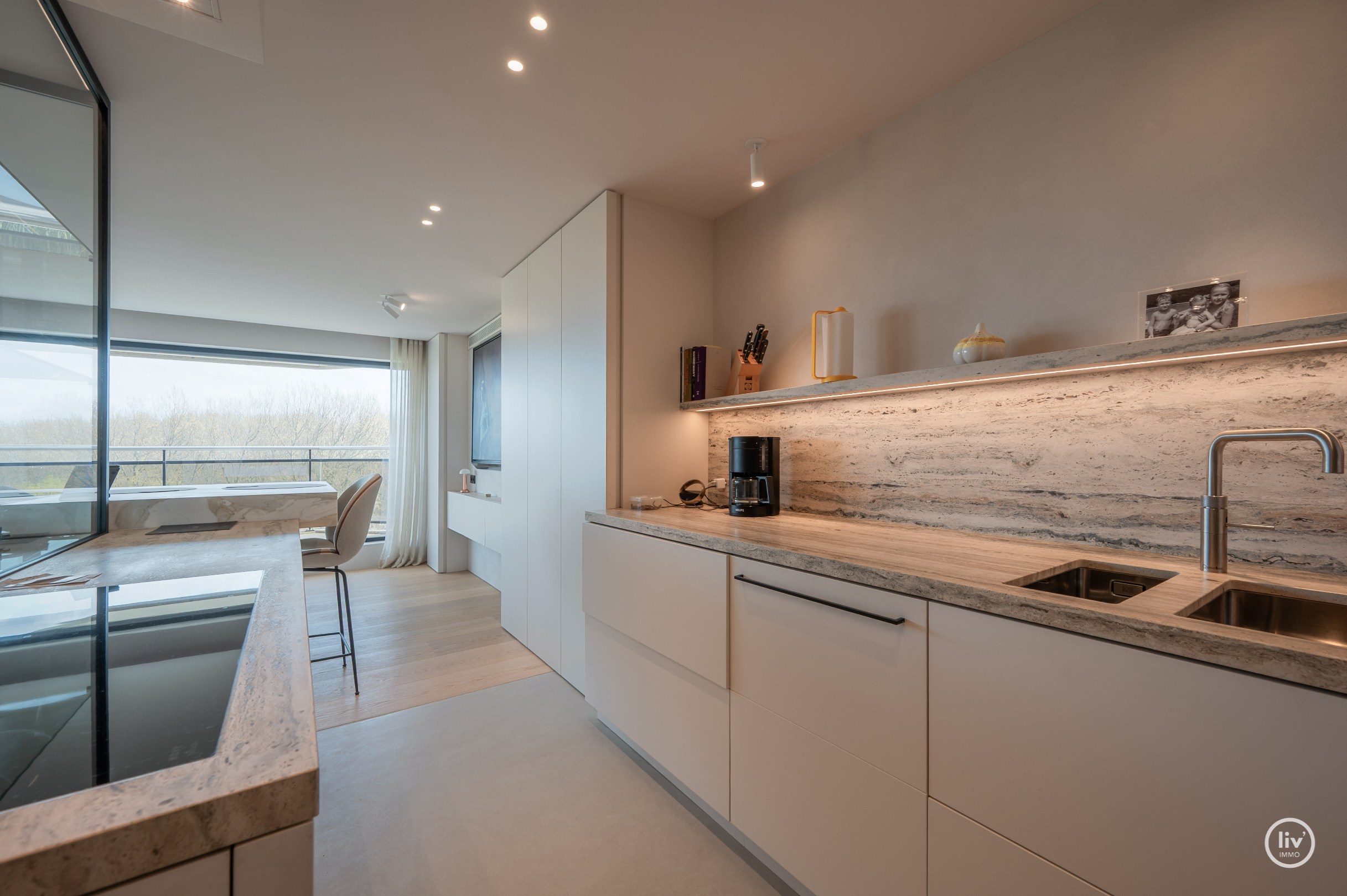 Dit magnifieke duplexappartement combineert uitzonderlijke volumes met adembenemende zichten over zowel de omliggende bossen als de zee. 