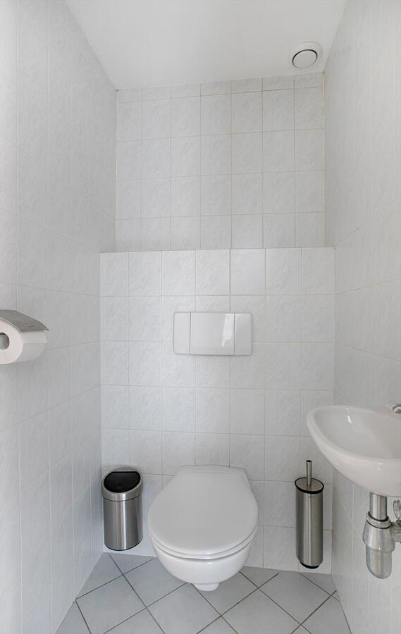 Ruim uitgebouwde hoekwoning met garage, berging, carport en vrije achterom gelegen in een rustige, kindvriendelijke straat tegenover een speelveld op 218 m² aan de Kievit 5 te Luyksgestel. 