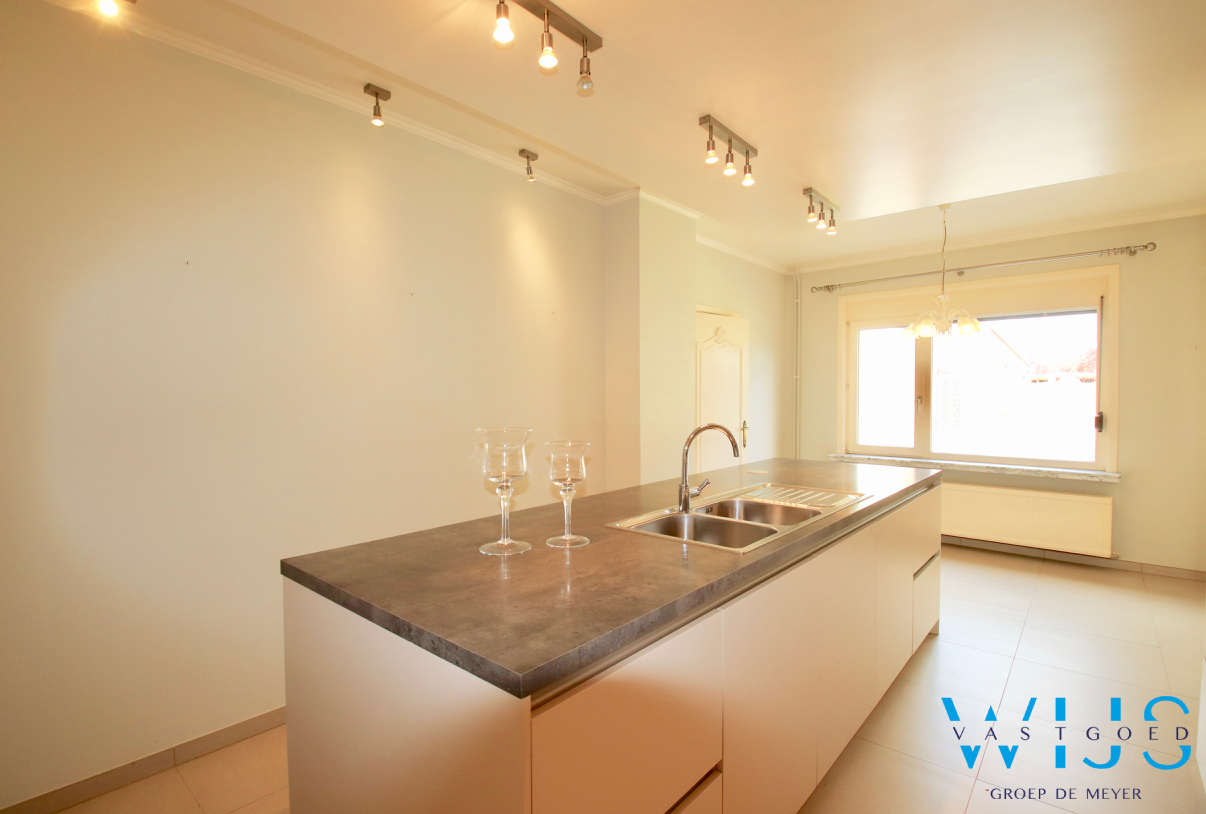 Ruime bungalow met bijgebouw op een ideale locatie in Assenede ! 