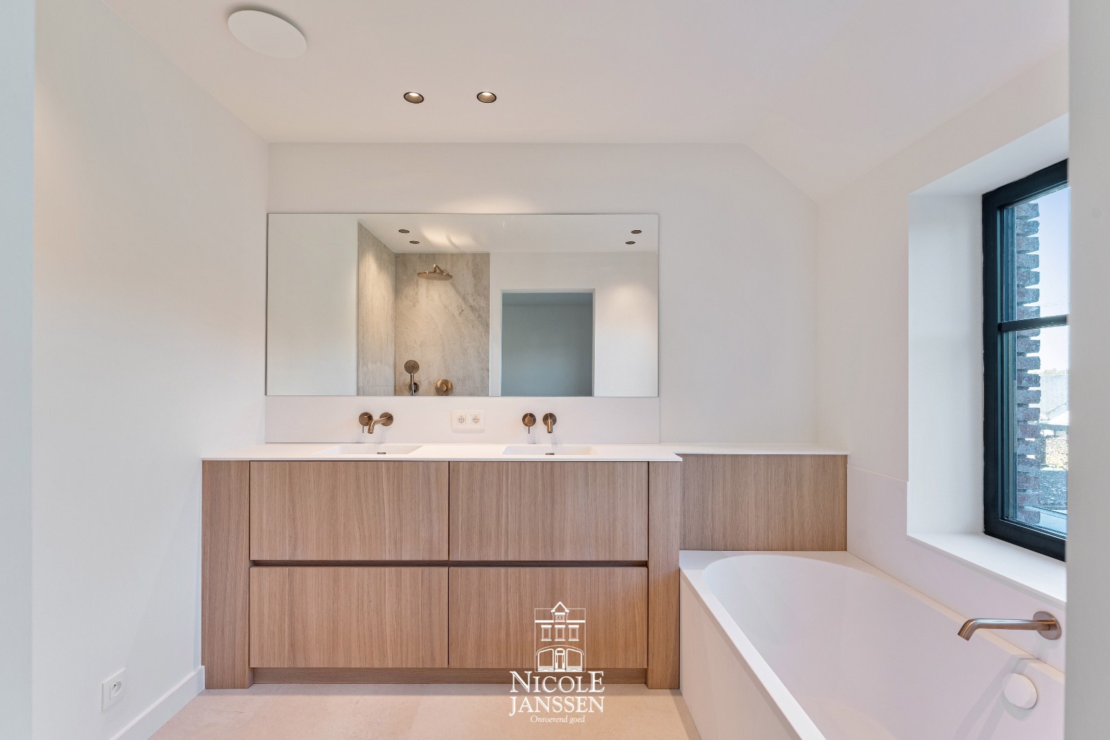 Badkamer met ligbad, dubbele wastafel en douche