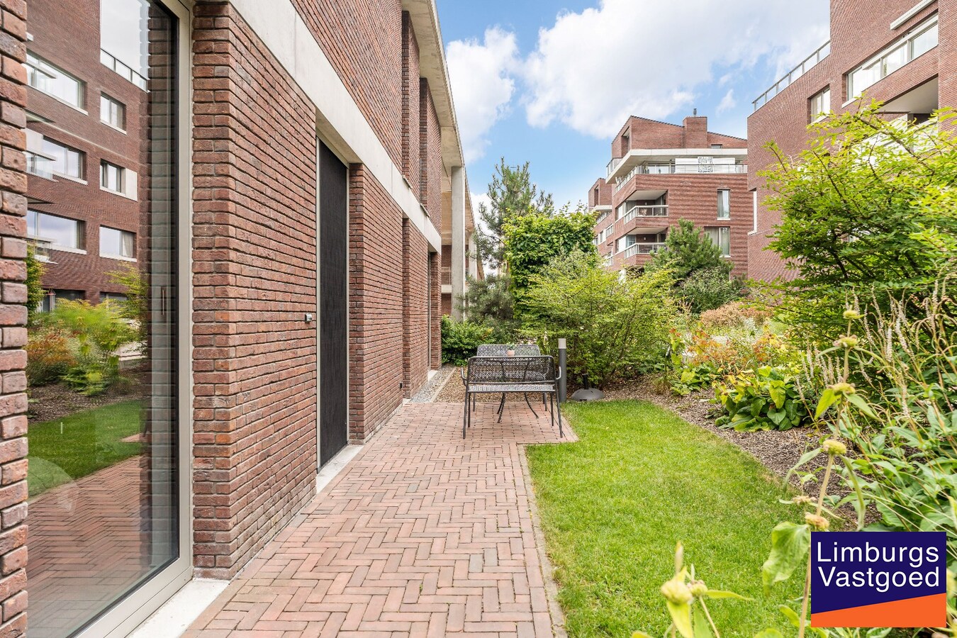 Exclusief gelijkvloers appartement met ruime terrassen, 2 slpk, extra brede autostaanplaats, centrum Genk 