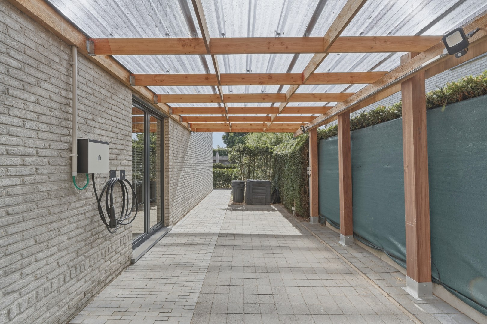Moderne halfopen bebouwing met zonnige tuin en hoogwaardige afwerking 
