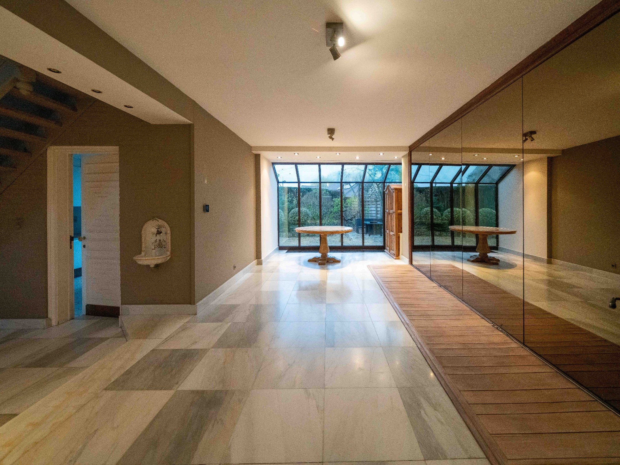 Villa met dubbele garage verscholen in het groen 