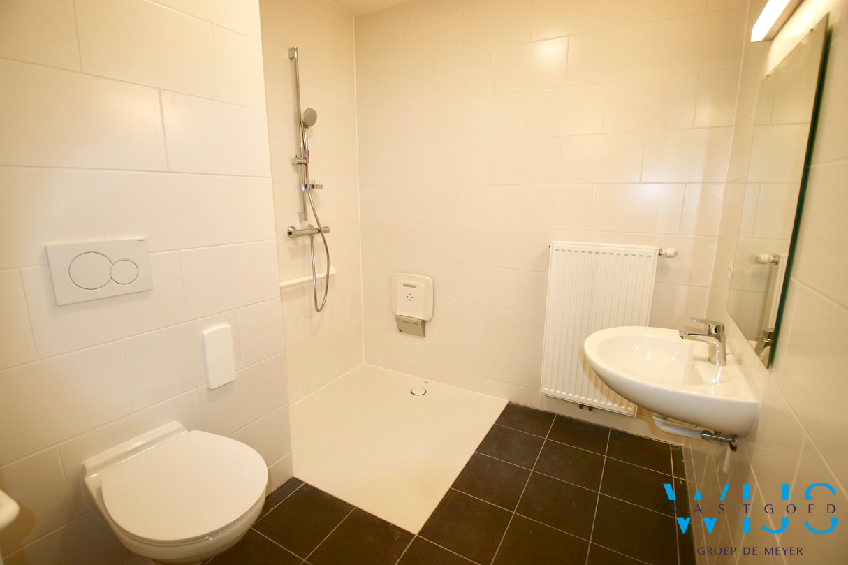 Serviceflat in hartje Waarschoot ! 