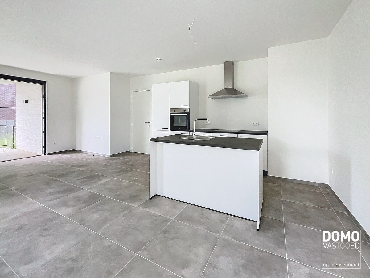 GELIJKVLOERS NIEUWBOUWAPPARTEMENT MET RUIM TERRAS, TUIN &amp; 2 SLAAPKAMERS TE MAASMECHELEN 
