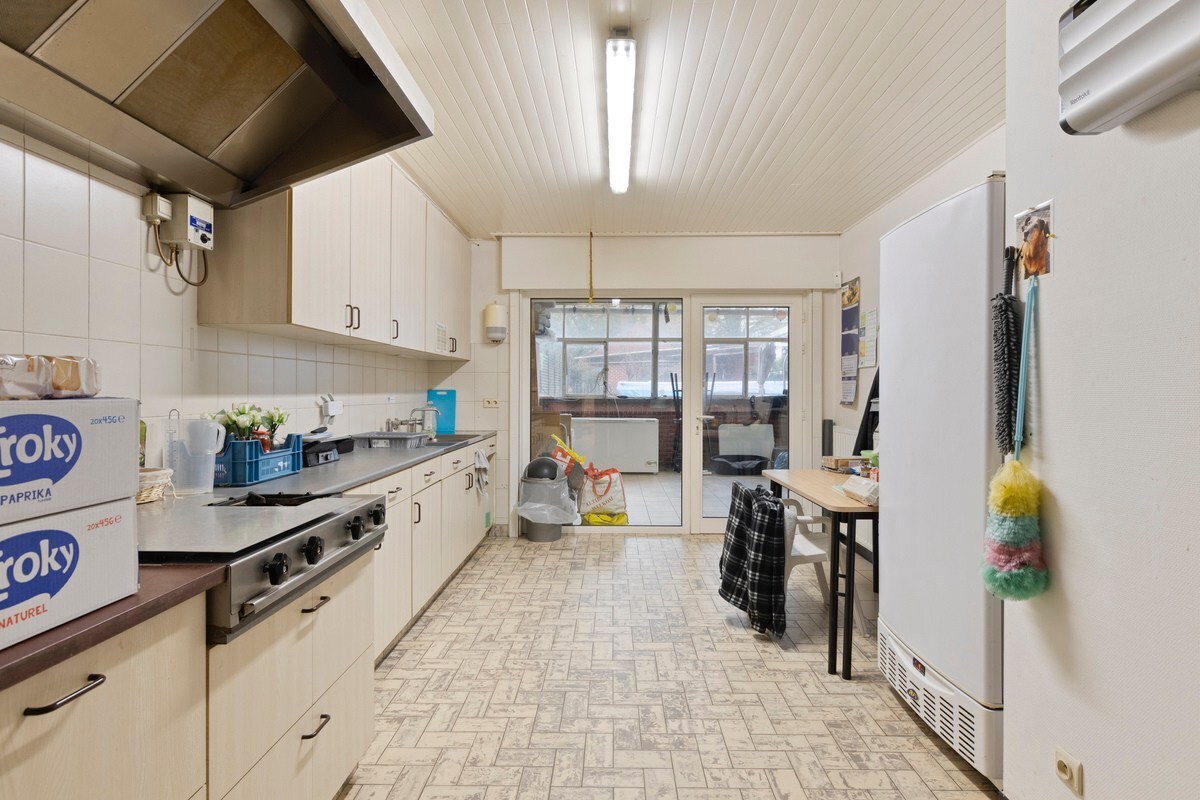 Woning met handelspand te koop in Oostrozebeke op een perceel van 768 m2. 