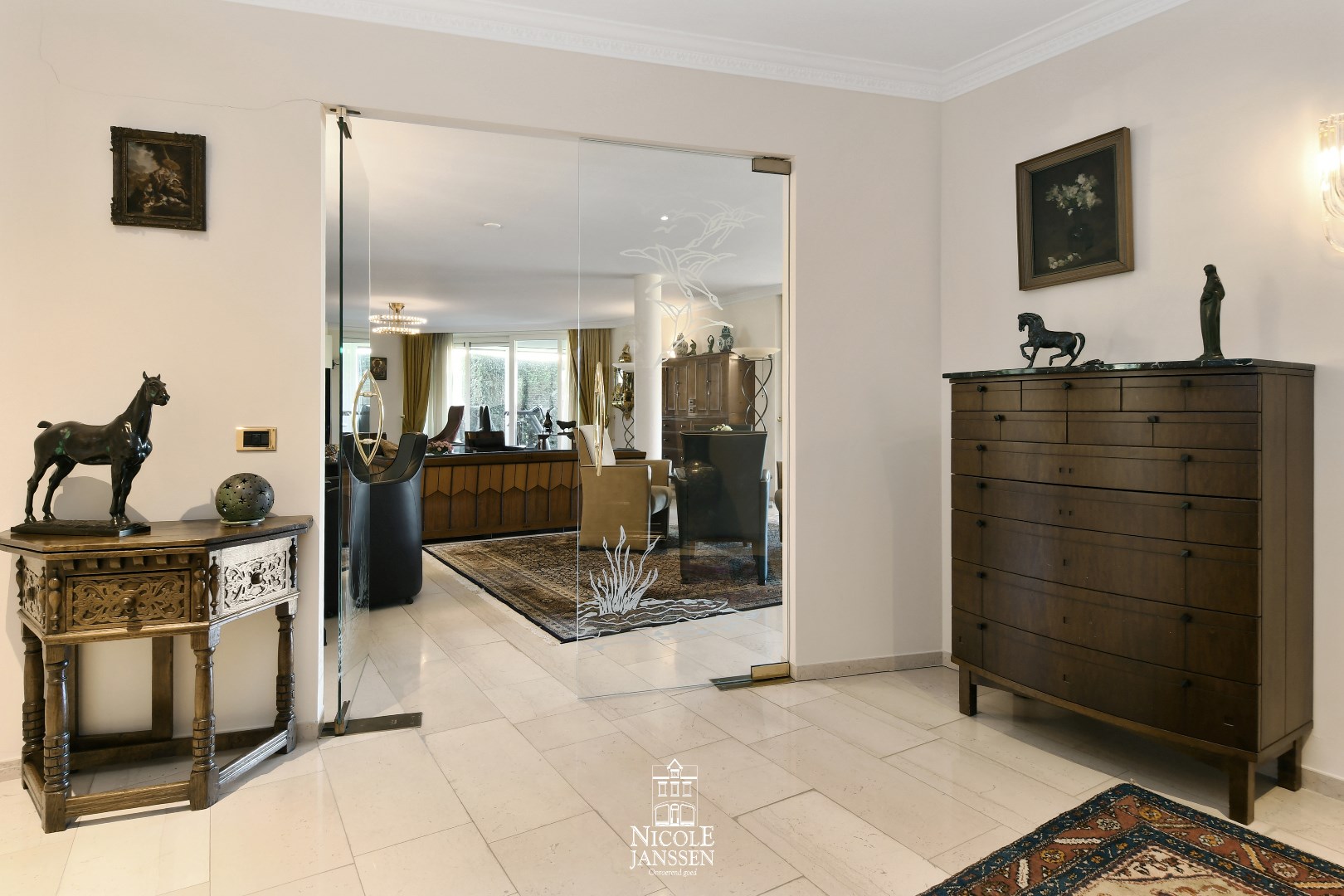 Royale inkomhal met ruimte voor vestiaire 