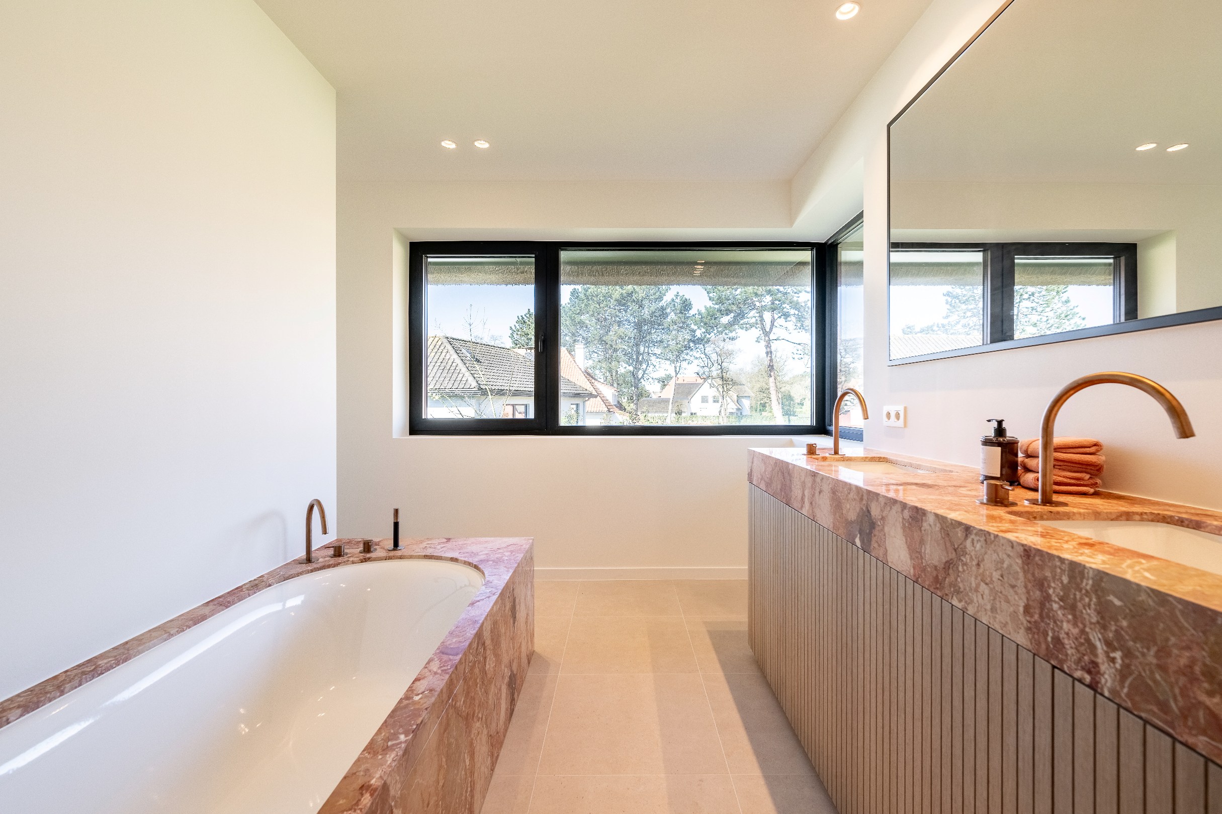 Indrukwekkende nieuwbouwvilla in hartje Zoute op enkele passen van de golf te Knokke. 