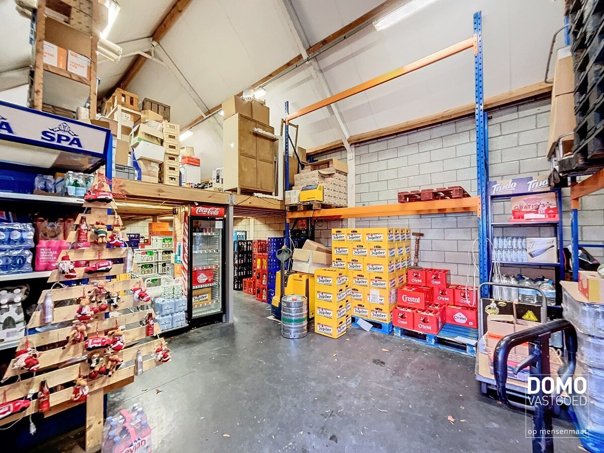 UNIEK pand met tal van mogelijkheden, gunstig gelegen te Kermt. 