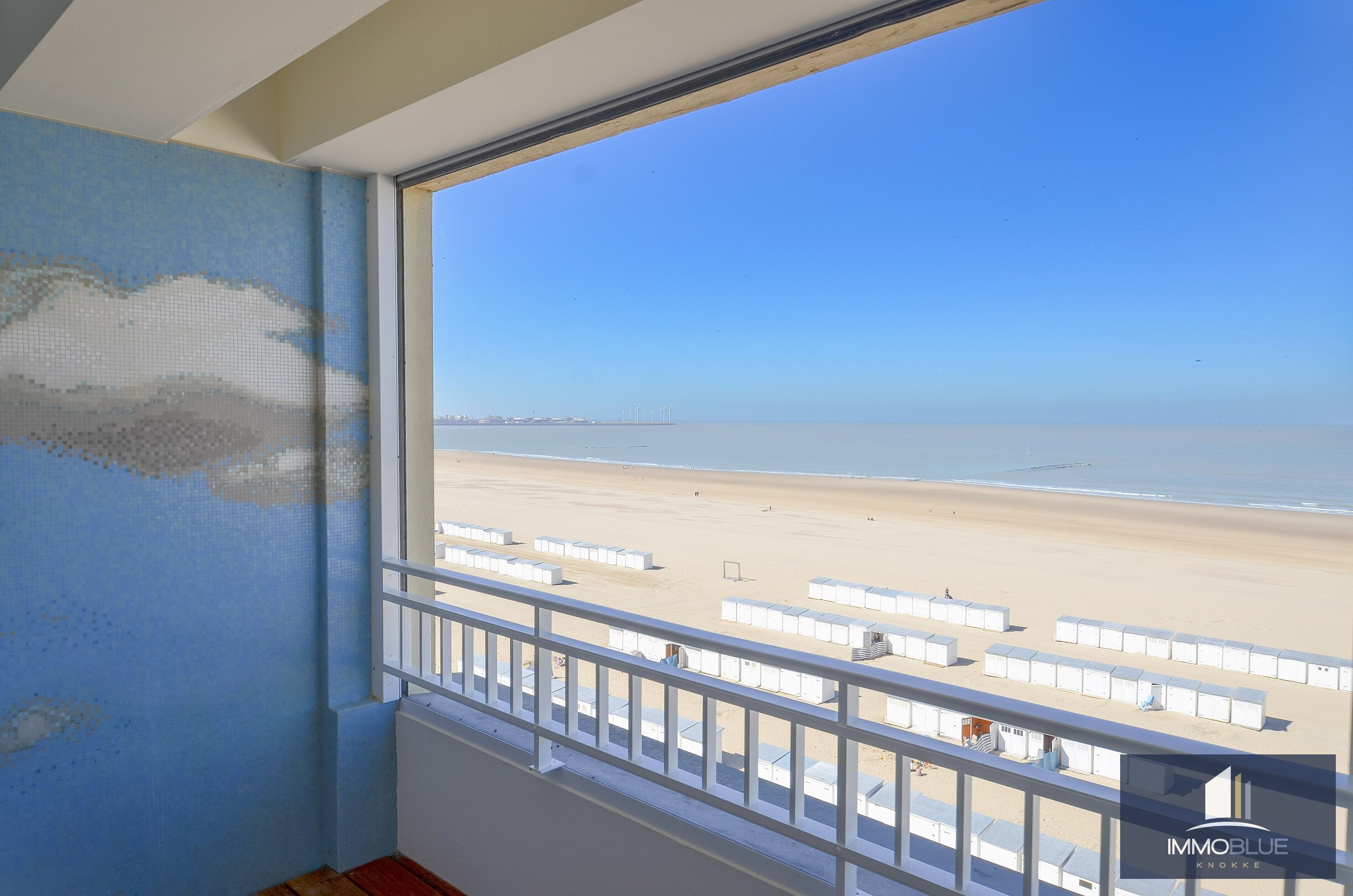 Exclusief – Stijlvol volledig gerenoveerd appartement met frontaal zeezicht. 