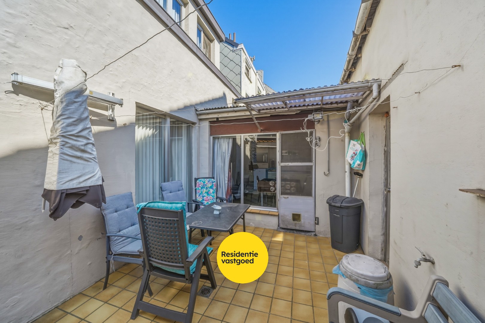 Op te frissen hoekwoning met garage in Bredene 