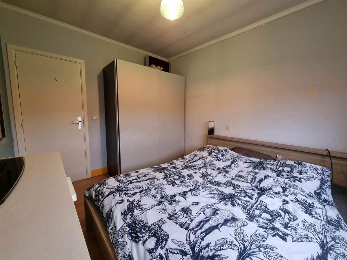 Op te knappen, zeer ruime hoekwoning met oprit - Heist 