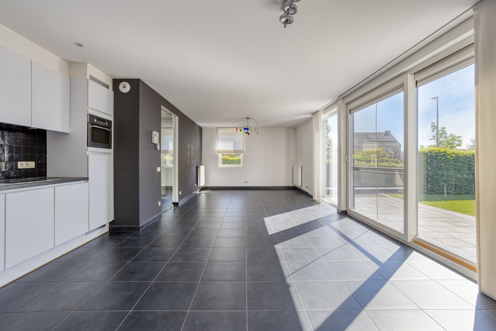Instapklaar gelijkvloers appartement met groot terras, tuin en garagebox in Kumtich - EPC 104 KWH/m² 