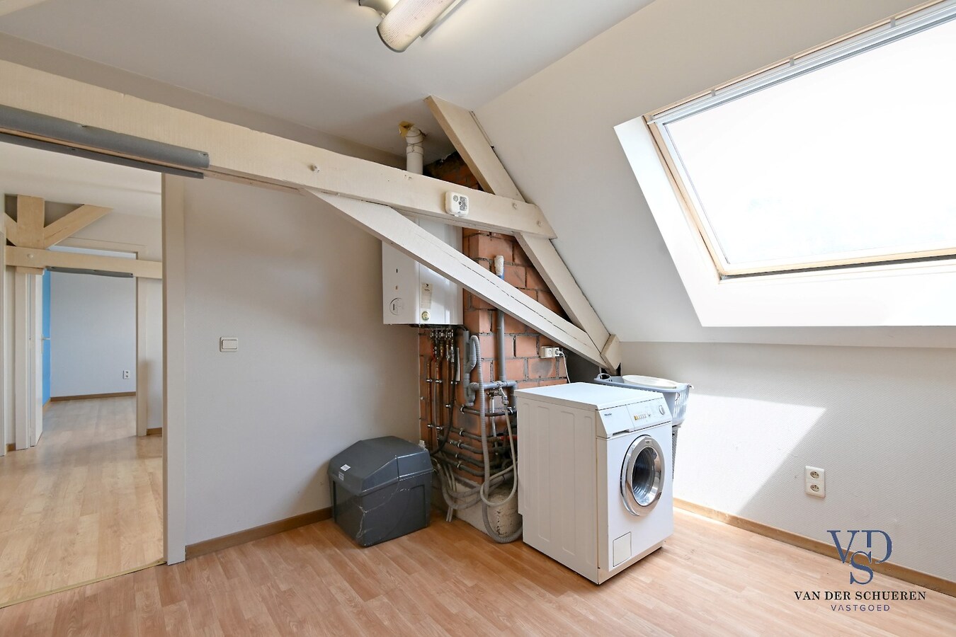 Commercieel gelijkvloers met ruime duplex en tuin. 