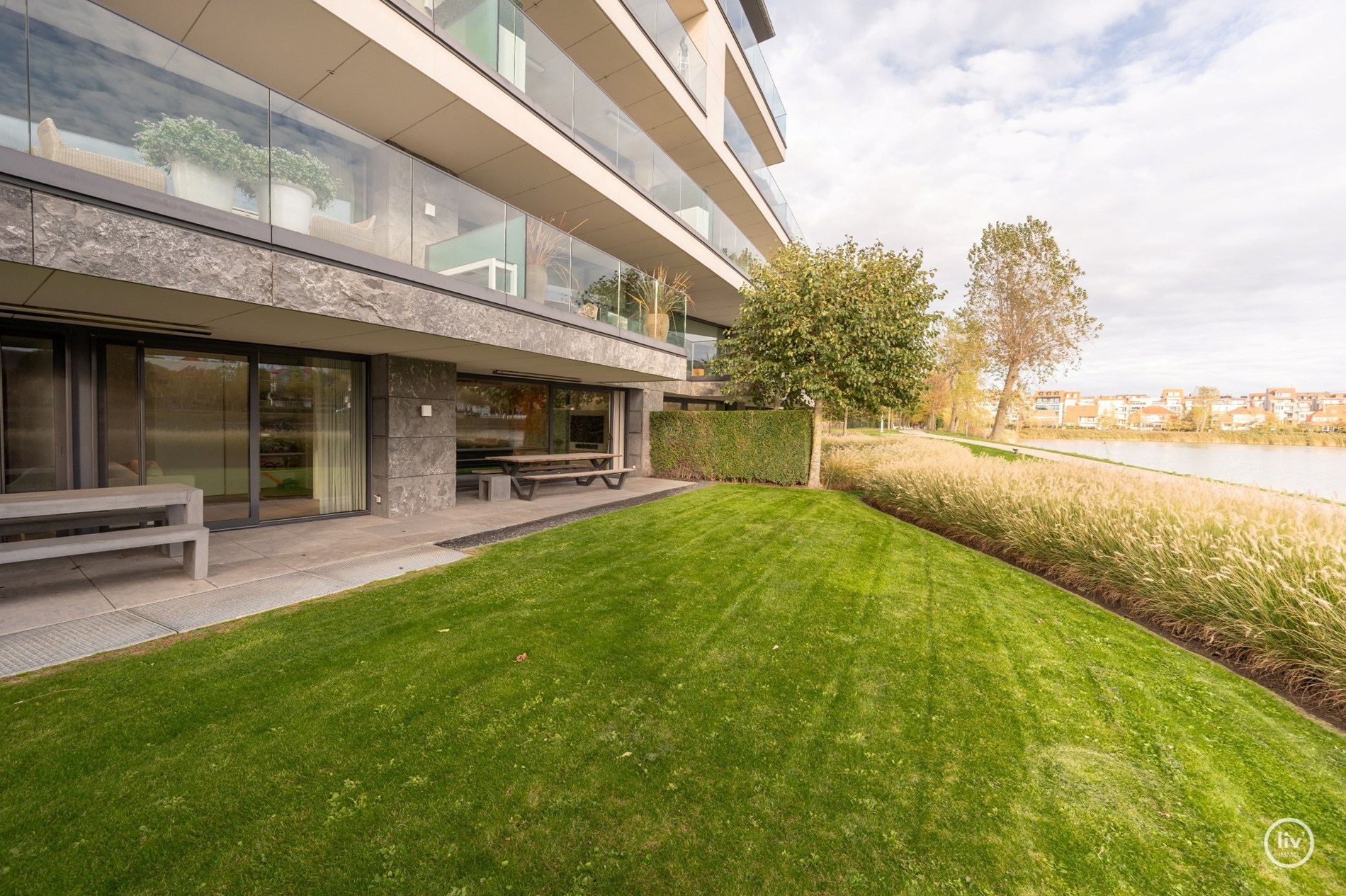 Breed en luxueus afgewerkt tuinappartement met wijde zichten op het meer. 