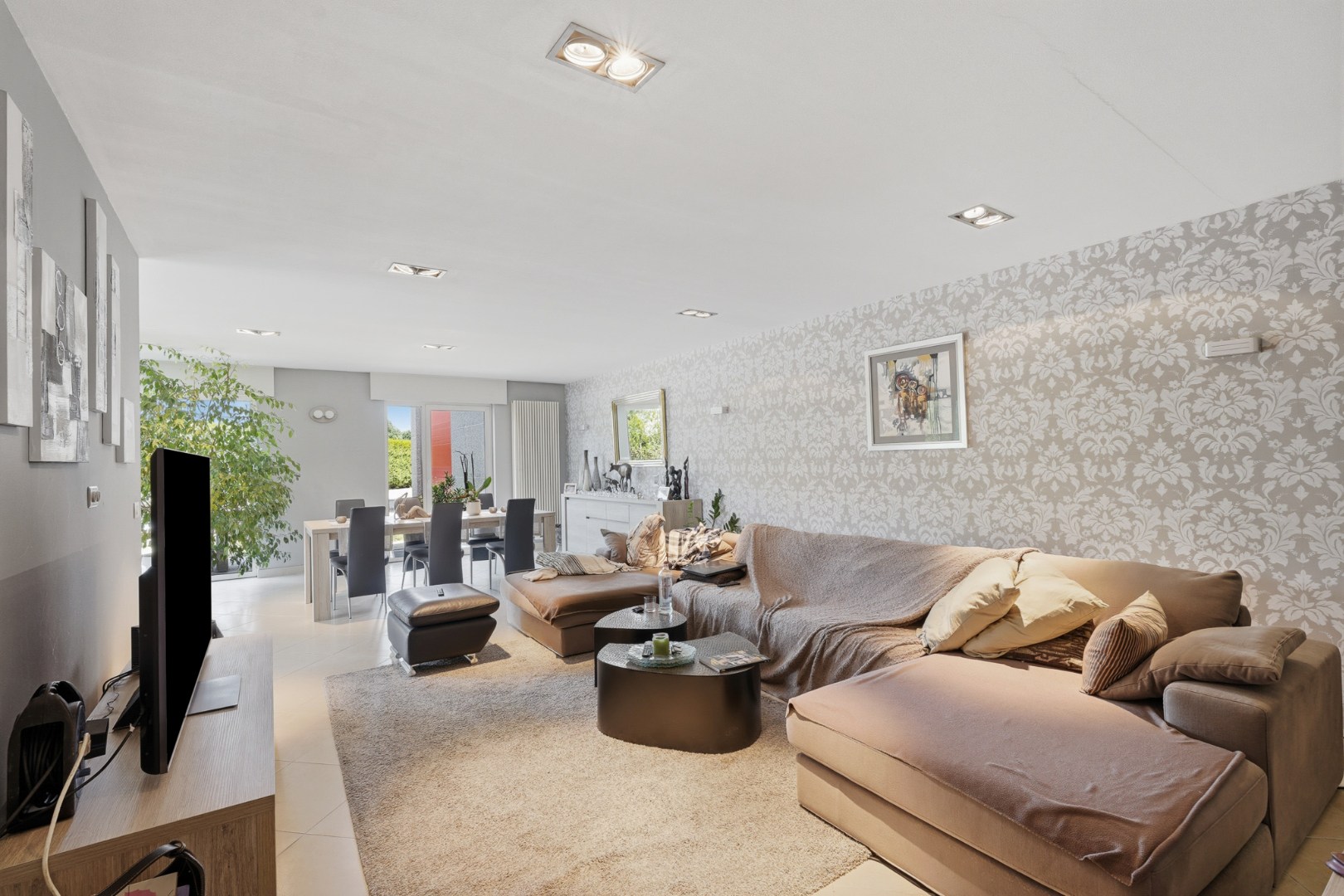 Bedrijfswoning met ruime loods van ca. 1.530 m² in de ambachtelijke zone van Eernegem 
