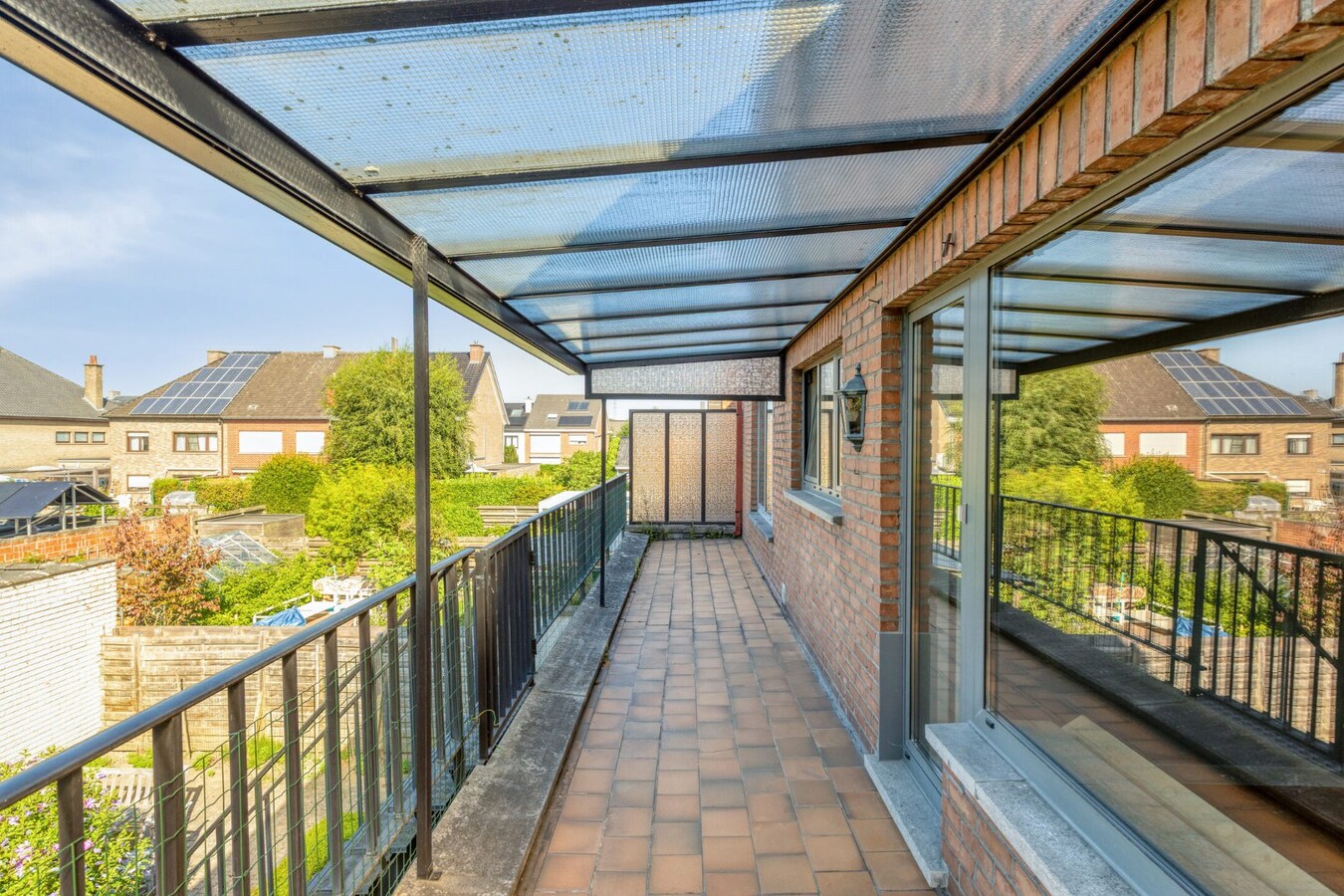 Grote gezinswoning met talrijke mogelijkheden en 4 garageboxen 