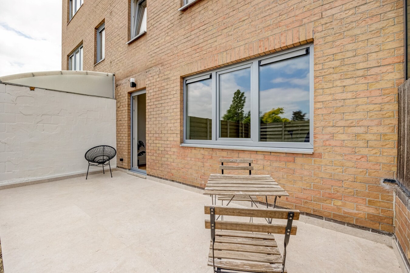 Gerenoveerd glvl appt met tuin te Kontich! 