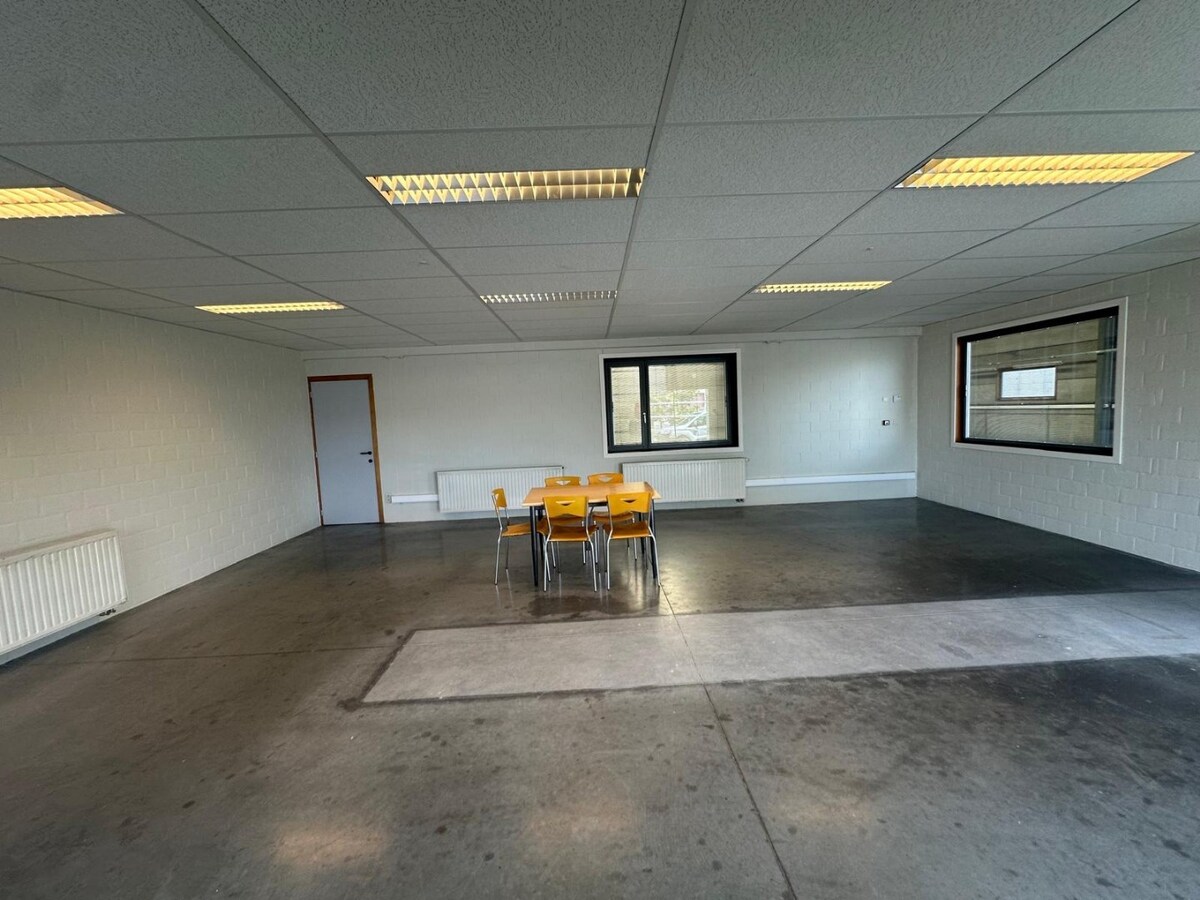 Te huur: ruime loods met voorzieningen in Westrozebeke - 2500 euro/maand 