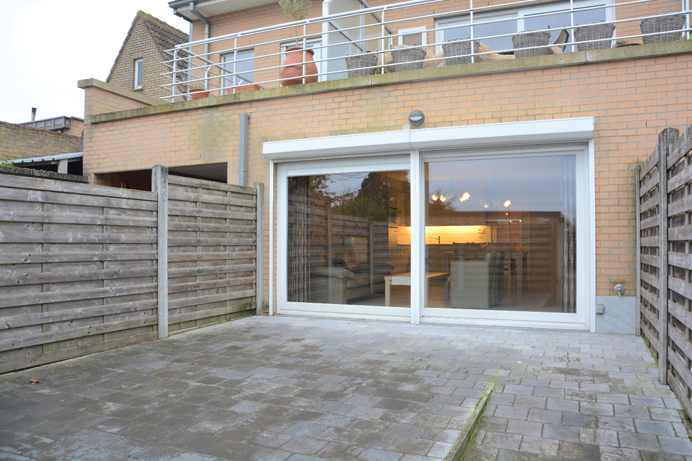 Gelijkvloers appartement met tuin en garage 