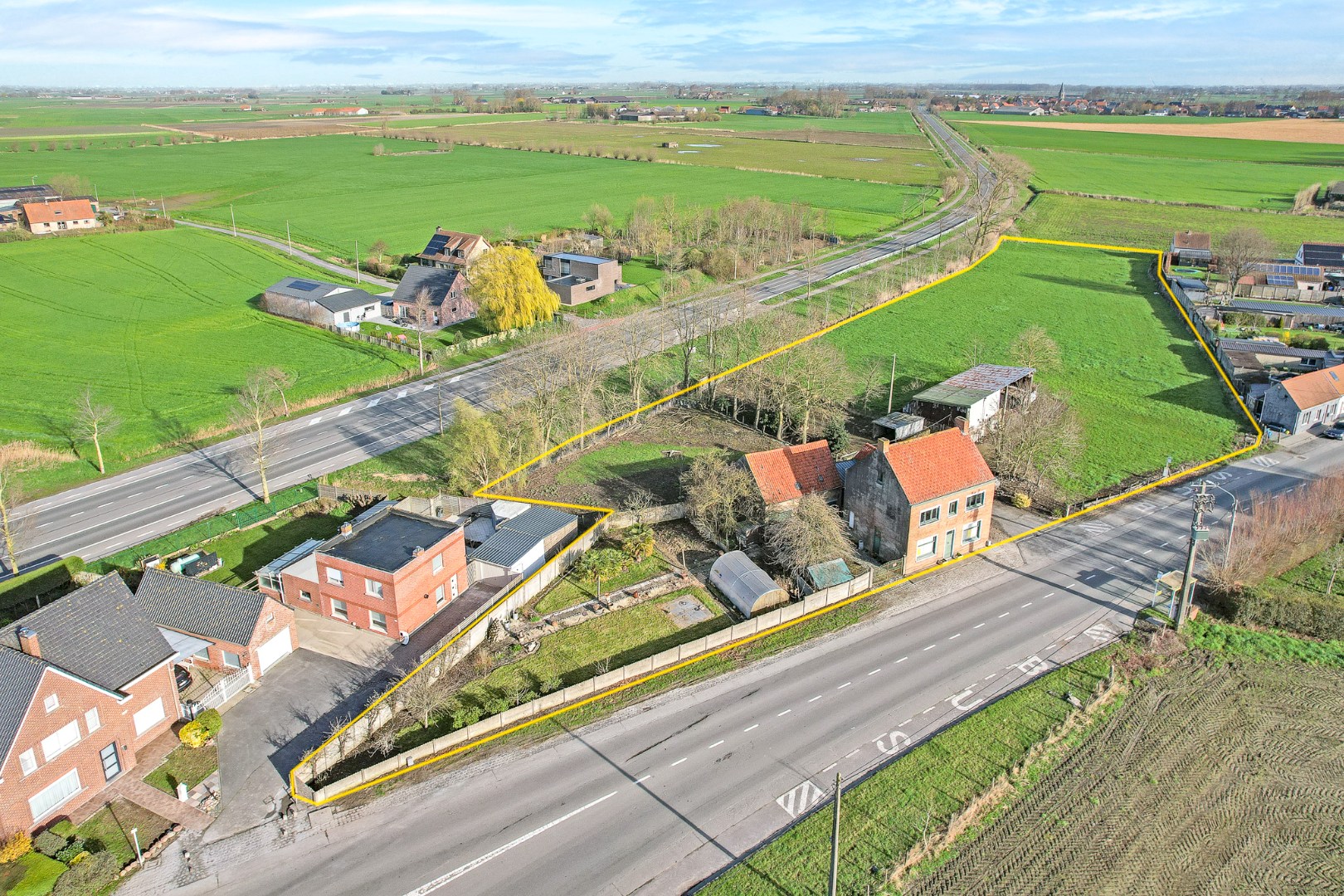 Te renoveren woning met 5 slaapkamers op 8.102 m²  te Diksmuide! 