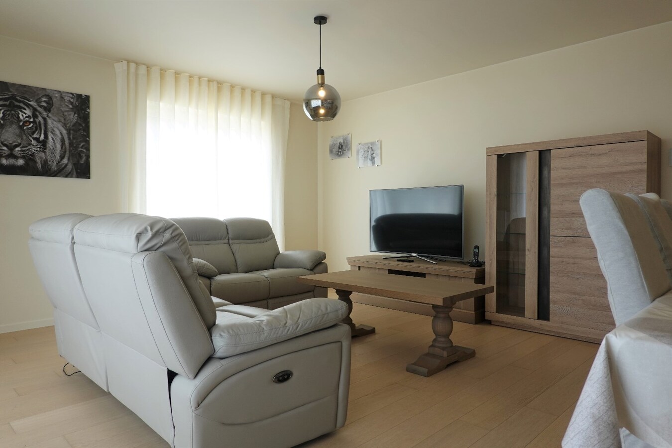 Gelijkvloers appartement (2016) met tuintje en parkeerplaats 