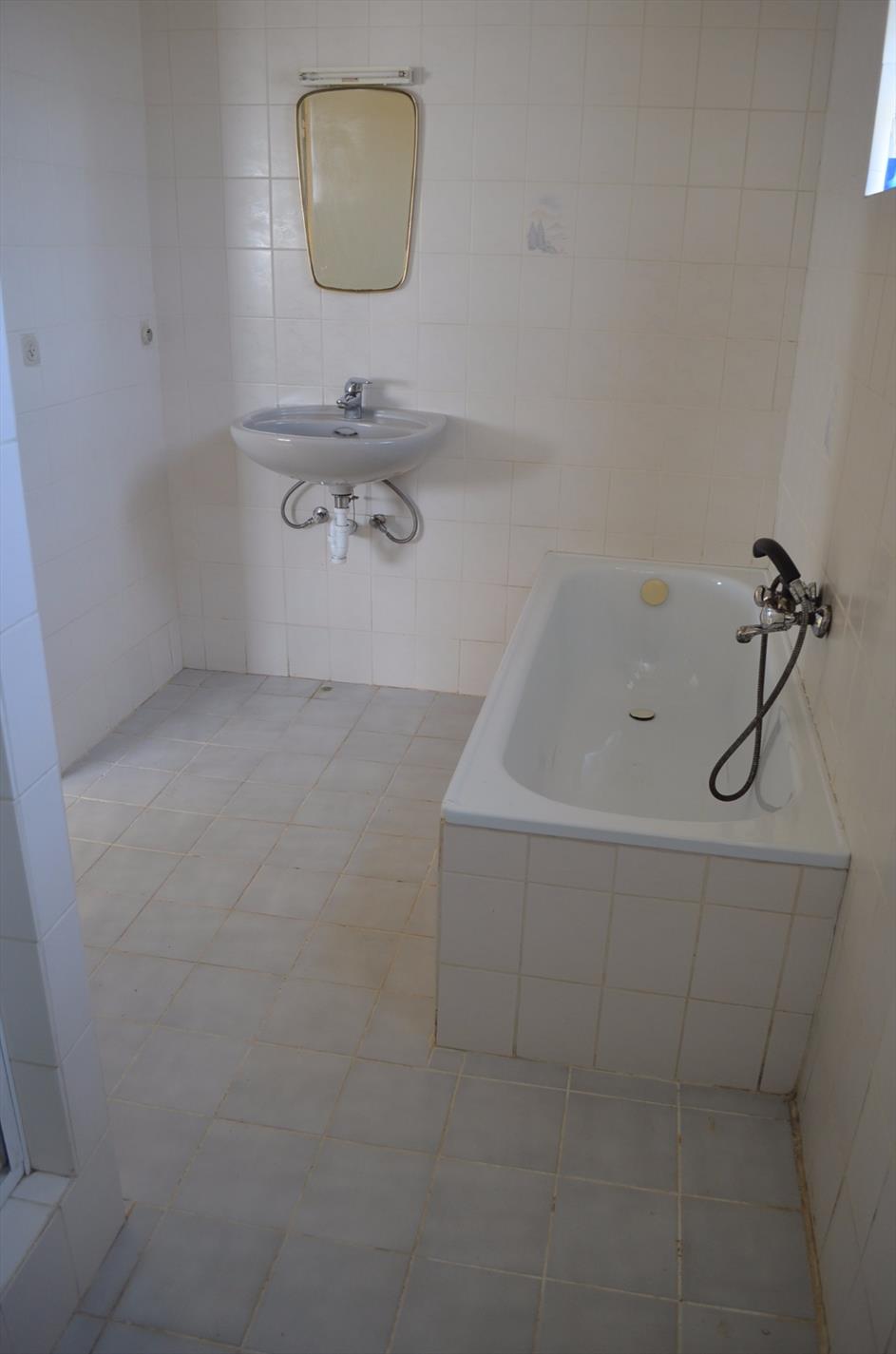 Te renoveren ruime bungalow met 3 slpks en garage te Adegem 