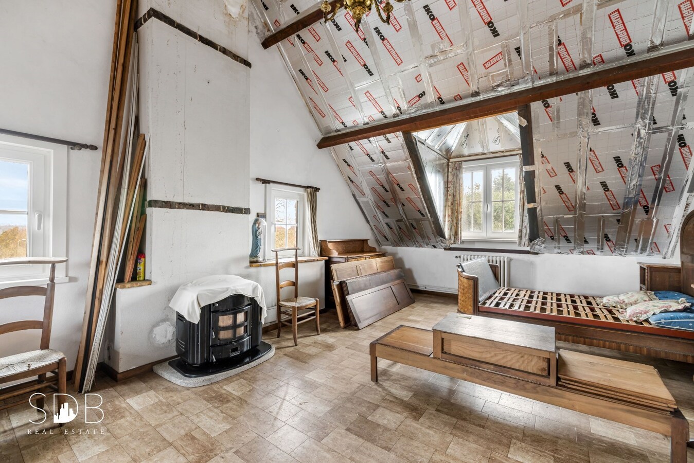 Authentieke hoeve met bijgebouwen met graslanden op circa 8.750m² 