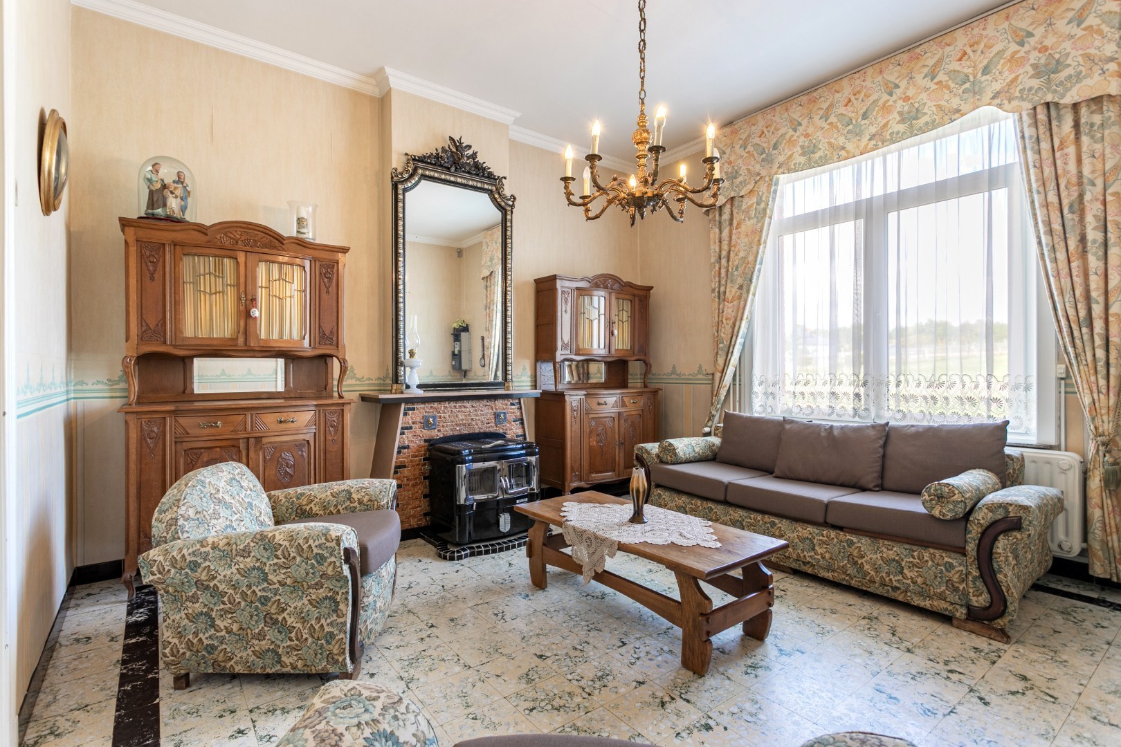 Karaktervolle, te renoveren herenhuis met enorm potentieel te Gooik 