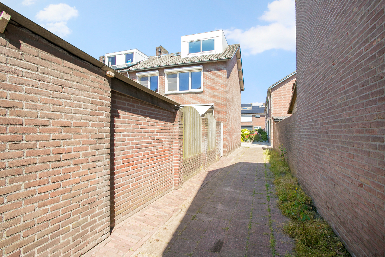 Instapklare eindwoning met 3 slaapkamers en grote zolderverdieping, berging en zonnige achtertuin. 