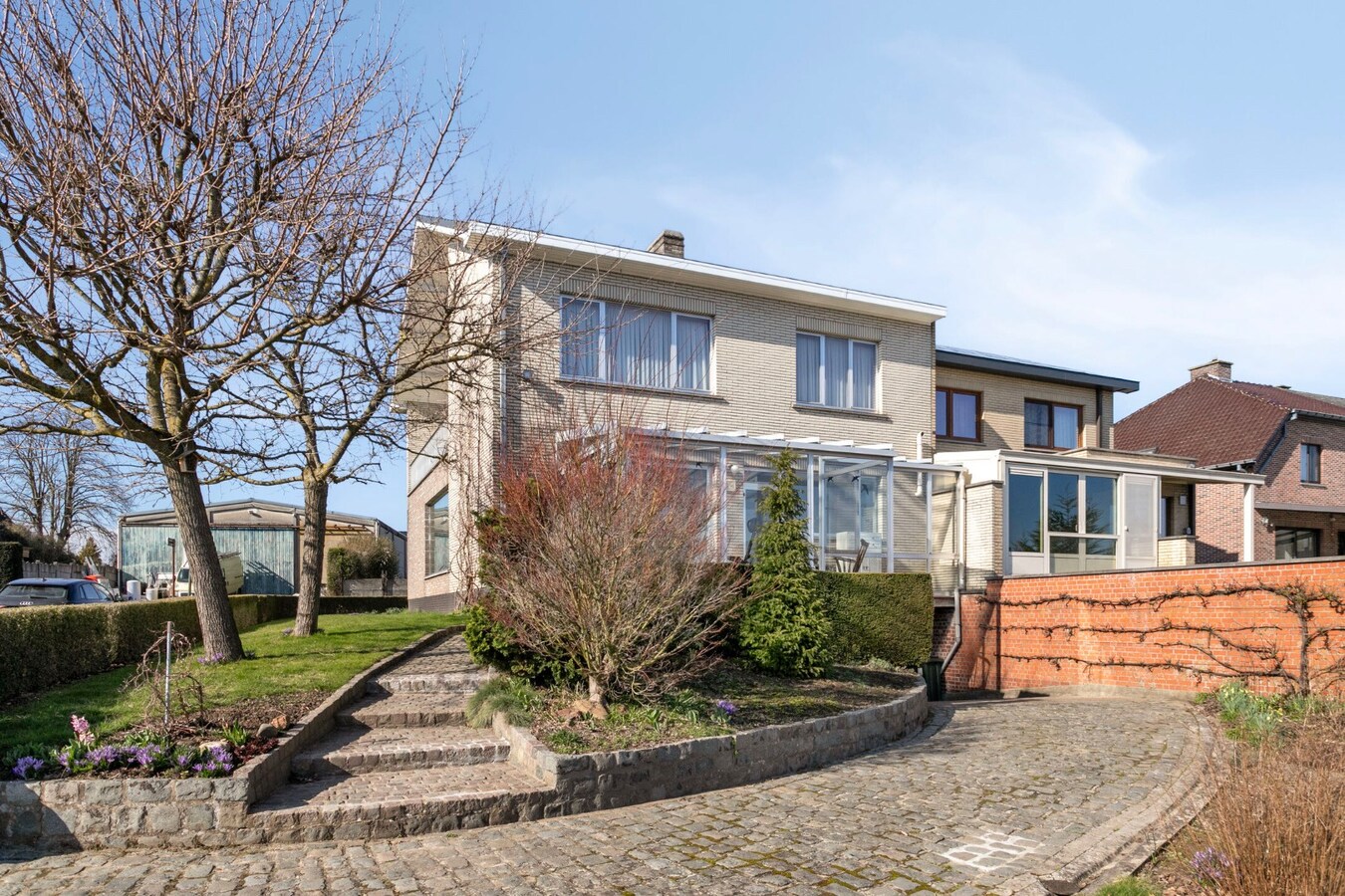 Ruime woning met 4 slaapkamers, veranda en volledig onderkelderd perceel (615 m²) 