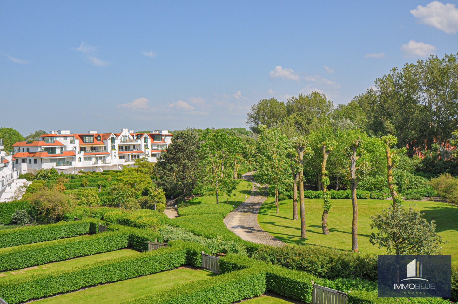 Subliem hoekappartement met ruime terrassen gelegen in het prestigieuze domein Tennis Garden. 