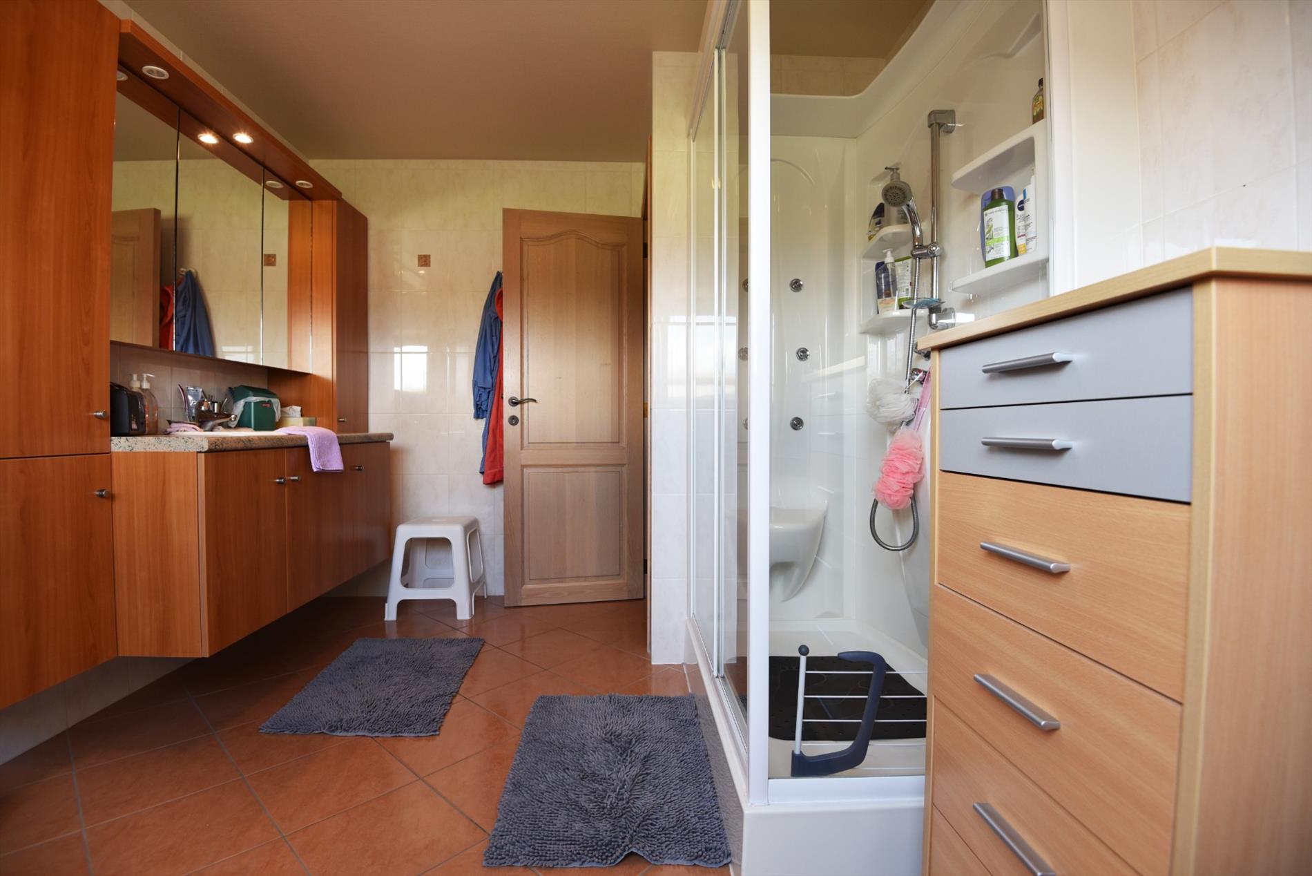 Recente gezinswoning met 3 slaapkamers, rustig gelegen te Adegem. 