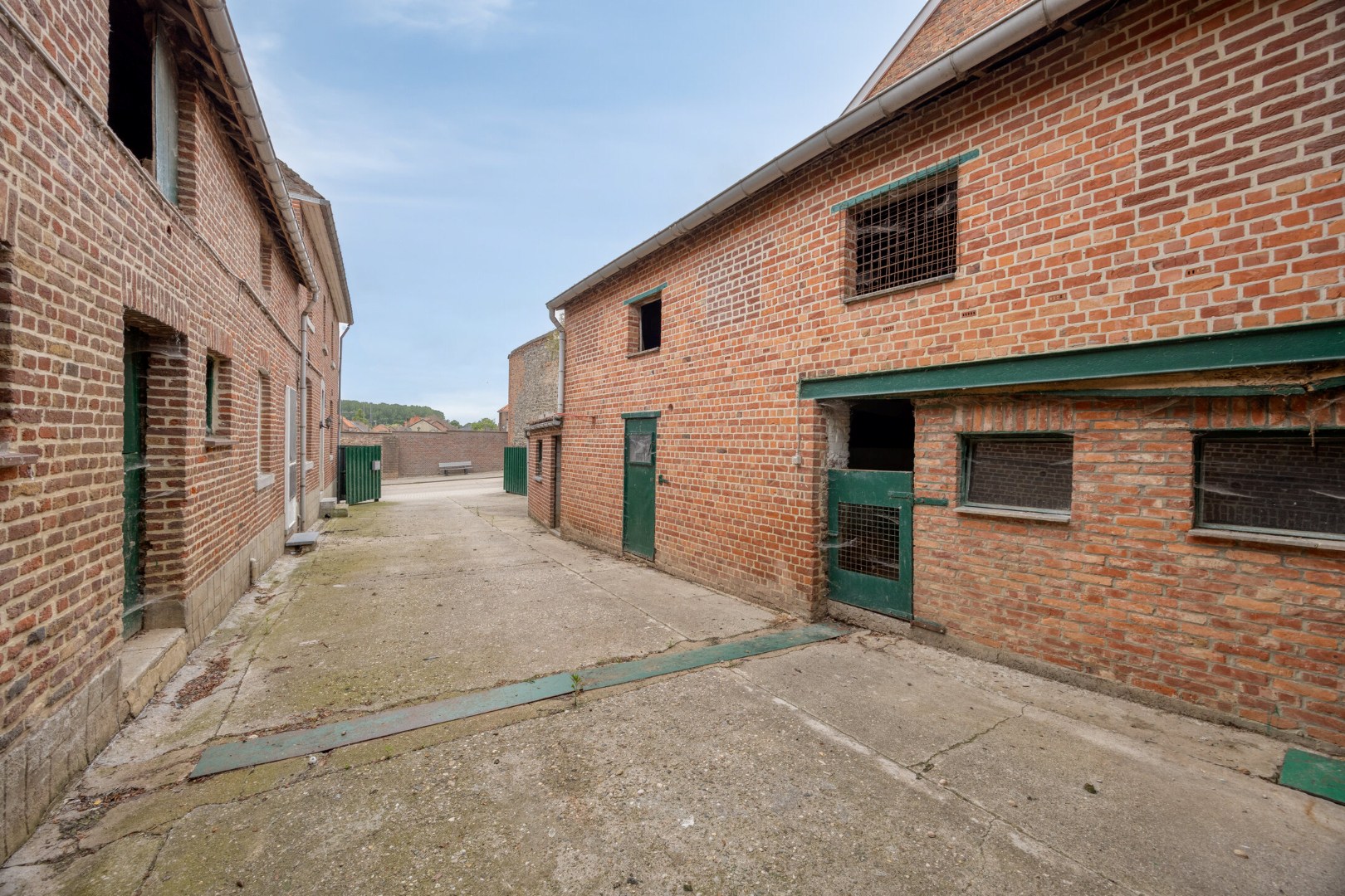 Hoevewoning met binnenkoer, stallingen en grote opslagruimte 