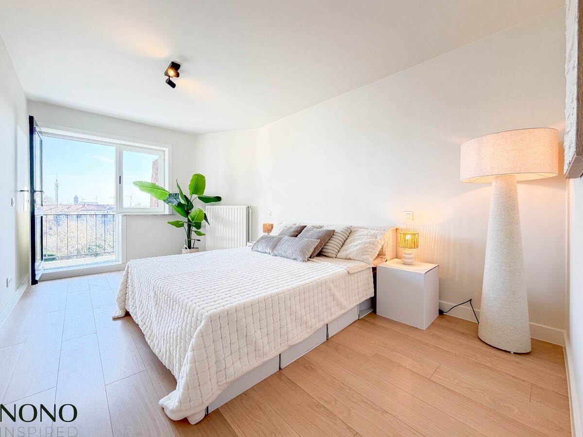 Fantastisch 2-slaapkamer appartement met staanplaats en terras pal in de Doorniksewijk ! 
