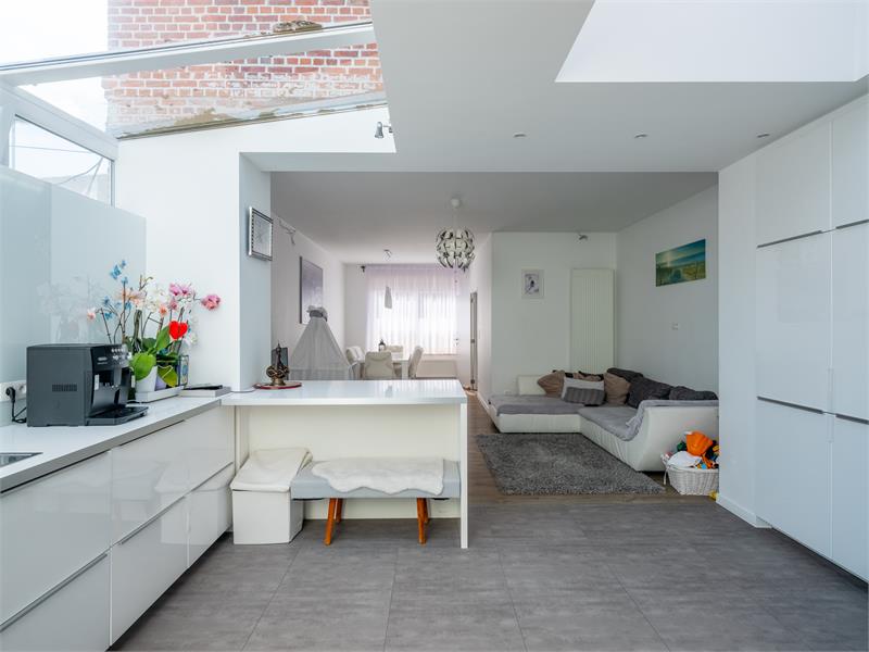 Instapklare hoekwoning met garage in groene rand van Gent 