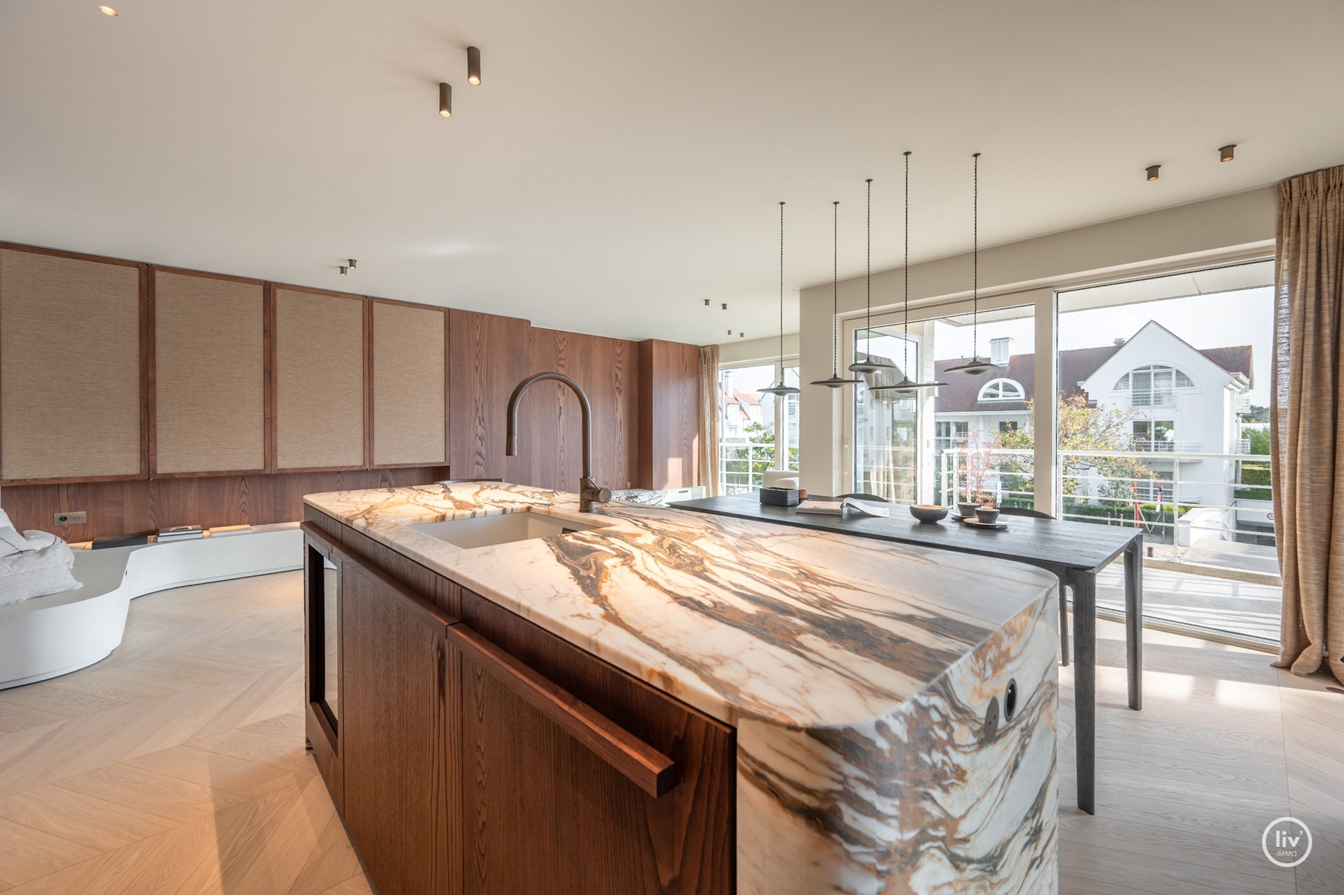 Volledig en subliem gerenoveerd zuid-west georiënteerd hoekappartement in een prestigieuze villaresidentie in het hart van het Zoute. 