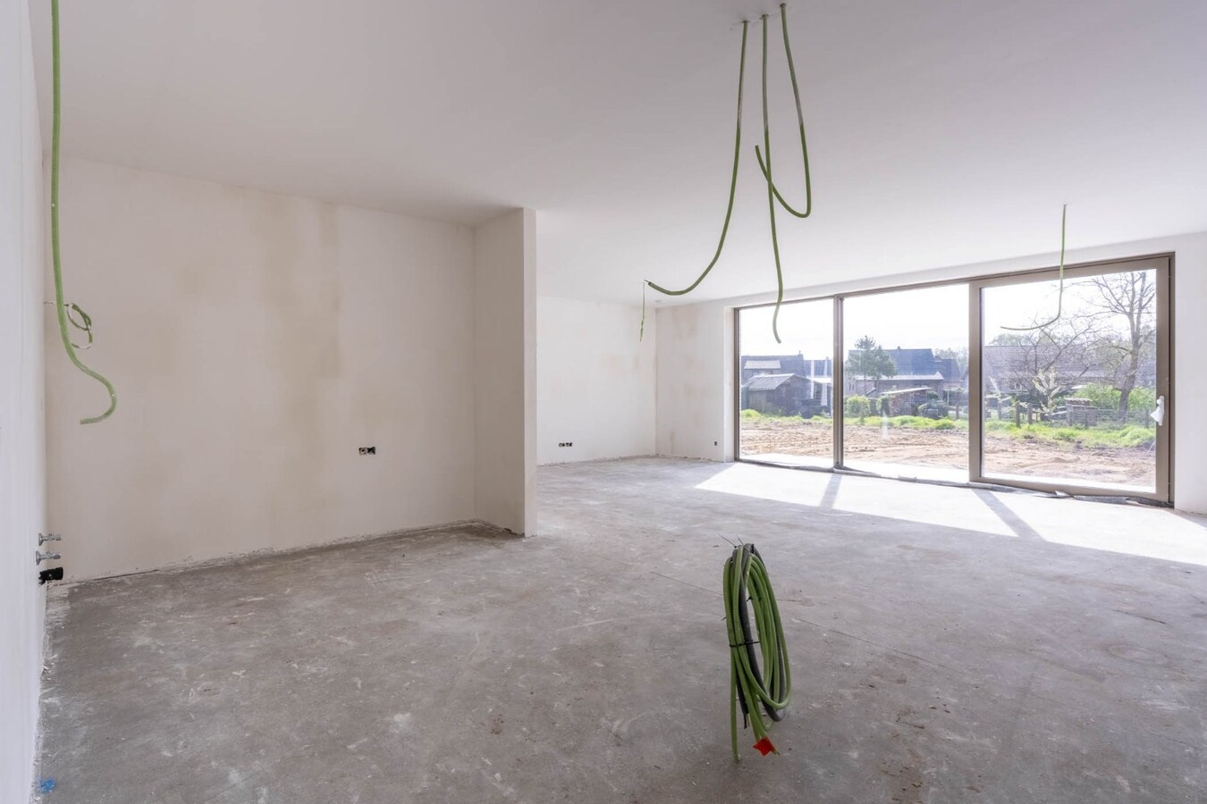 Vrijstaande, rustig gelegen CASCO + afgewerkte woning in een moderne bouwstijl op een fraai perceel op een rustige locatie! 