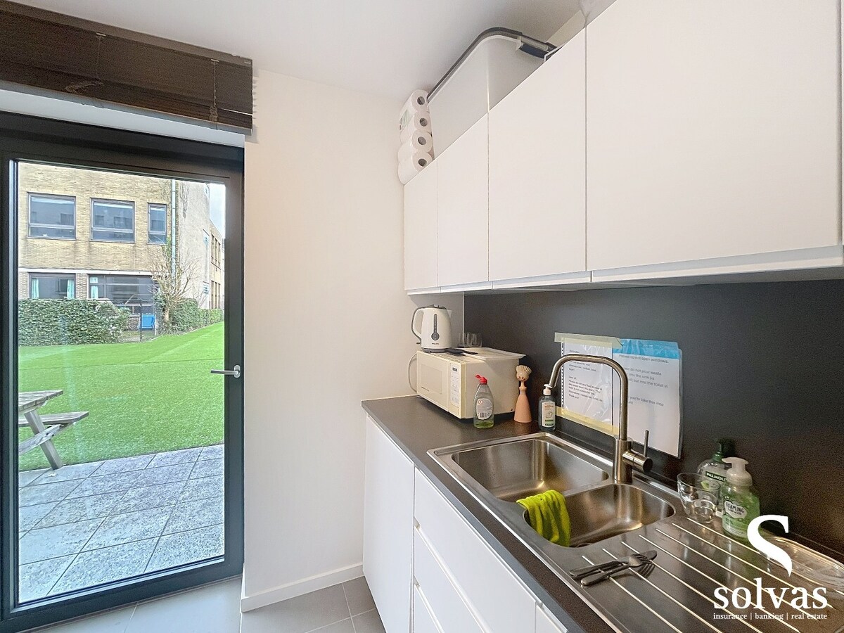 Commercieel kantoor op toplocatie in Aalter met 5 bureau ruimtes 
