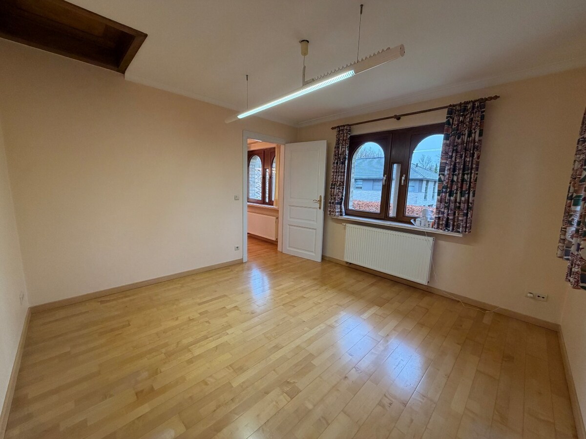 Ruime en rustig gelegen villa te Dikkelvenne. 
