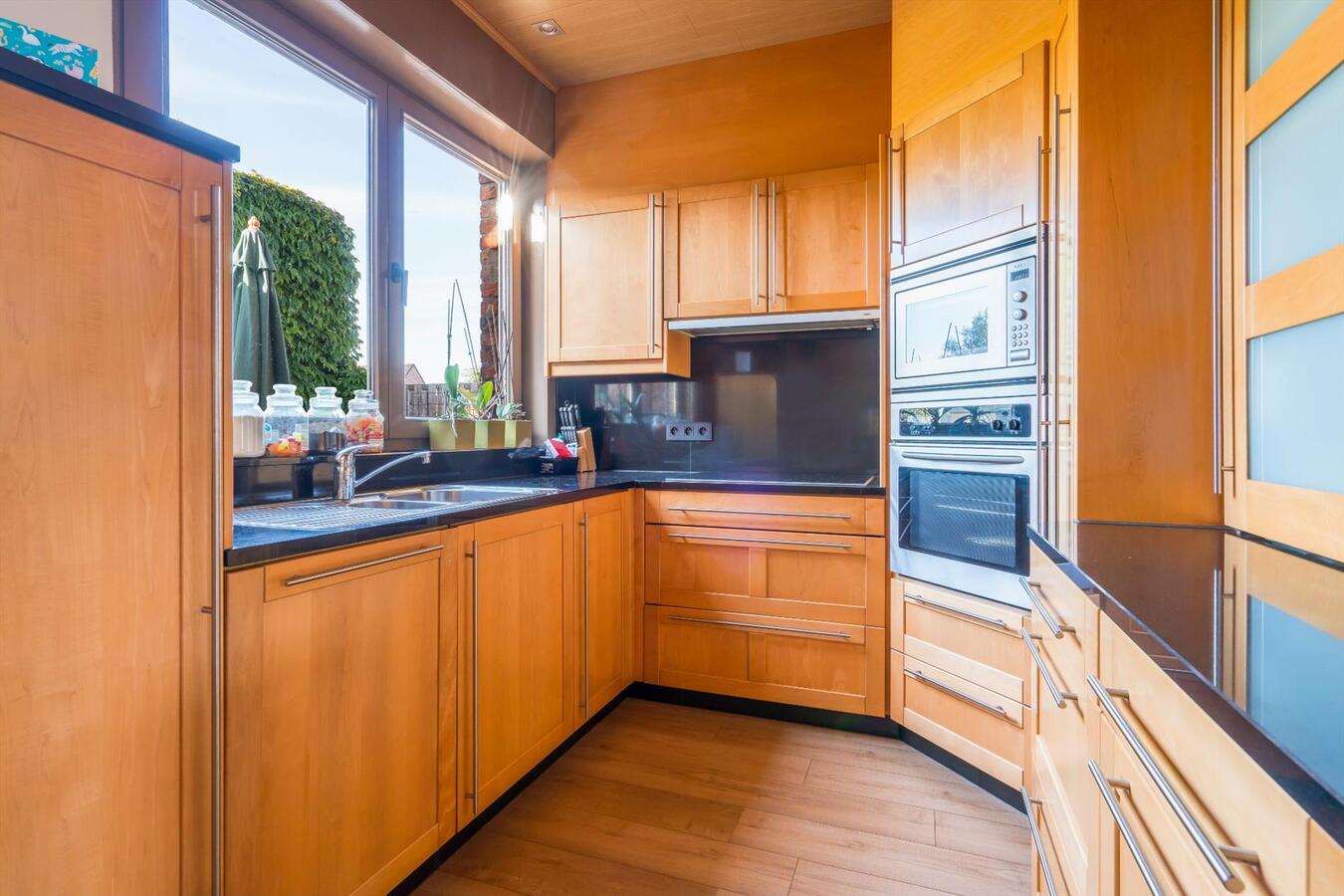 Rustige gelegen, vrijstaande woning met ruime nieuwbouwgarage 