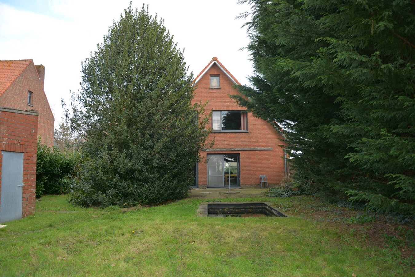 Ruime gerenoveerde alleenstaande woning met tuin, garage en 3 slaapkamers in Zerkegem 