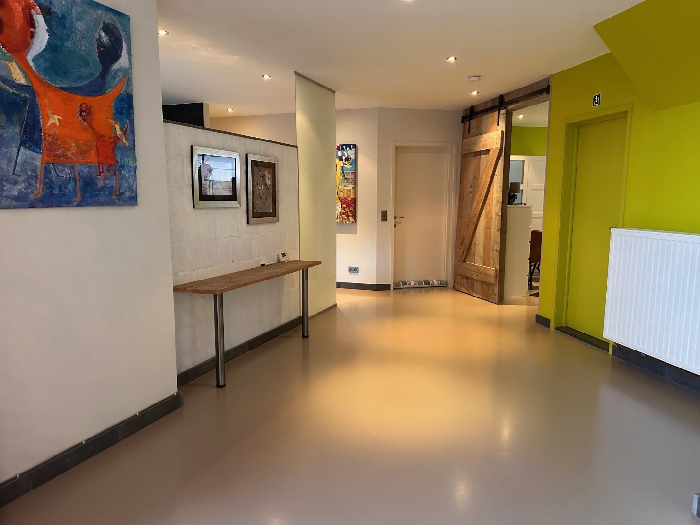 Ruim handelsgelijkvloers met garage, terras, keuken en badkamer te koop in Klemskerke (De Haan) 